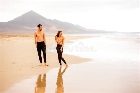 Paar liegt nackt am Strand